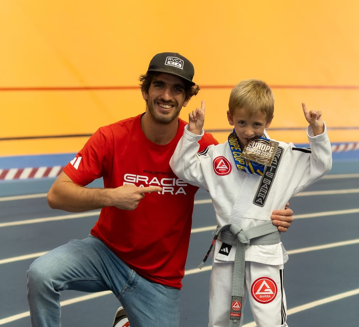 Instructor con niño